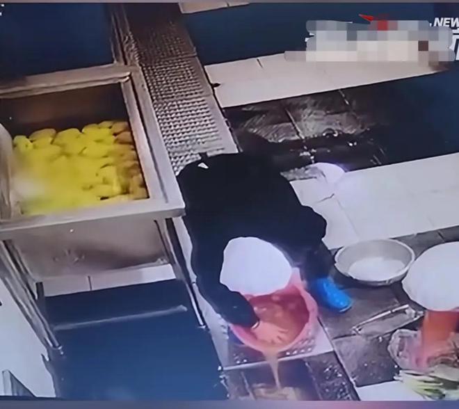 AG九游會(huì )·「中國」官方網(wǎng)站學(xué)校食堂被質(zhì)疑用腳踩食材涉事學(xué)校回應：是外面小工廠(chǎng)不(圖3)